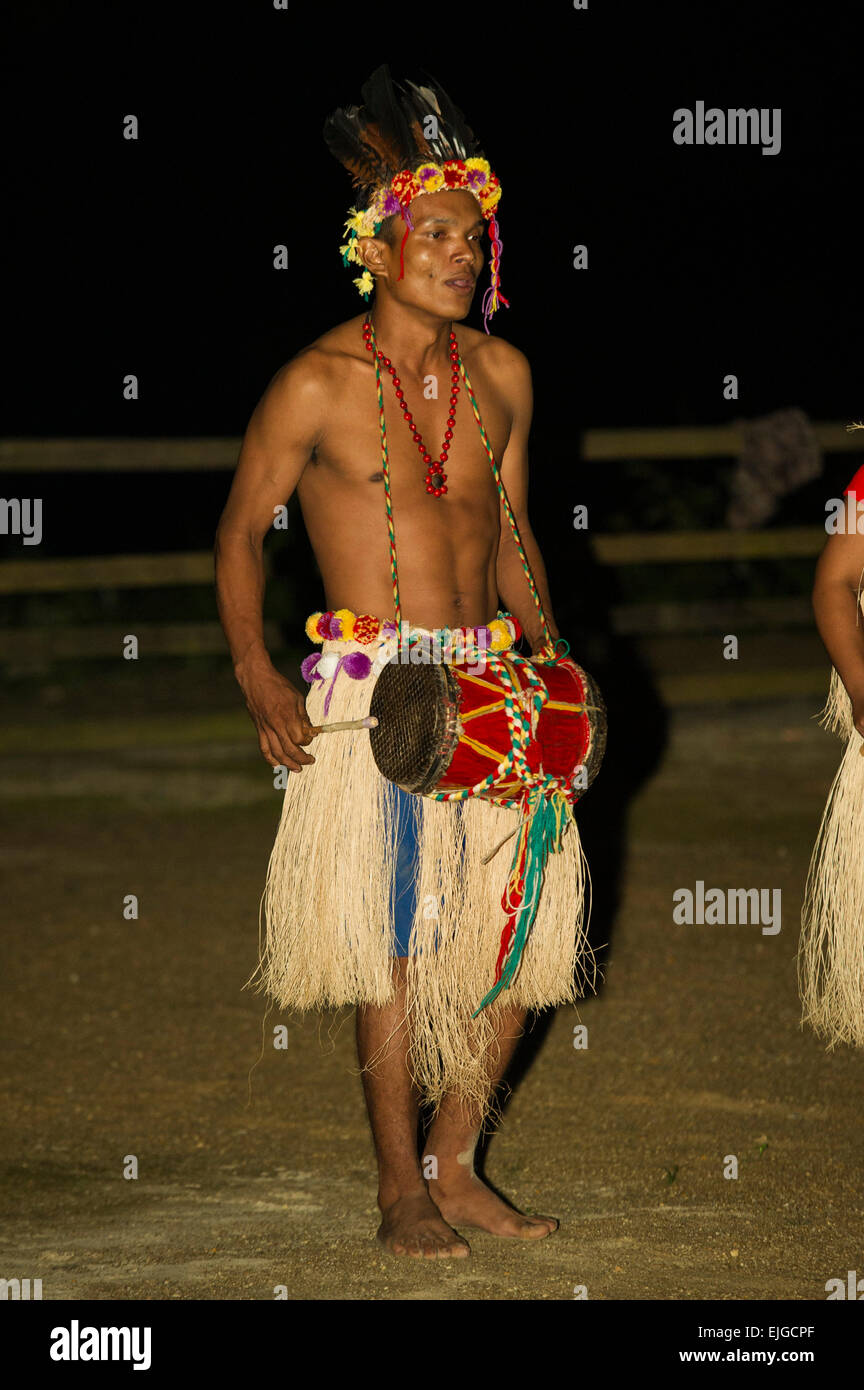 Musicien dans le groupe de danse amérindienne, Apura, Suriname Banque D'Images