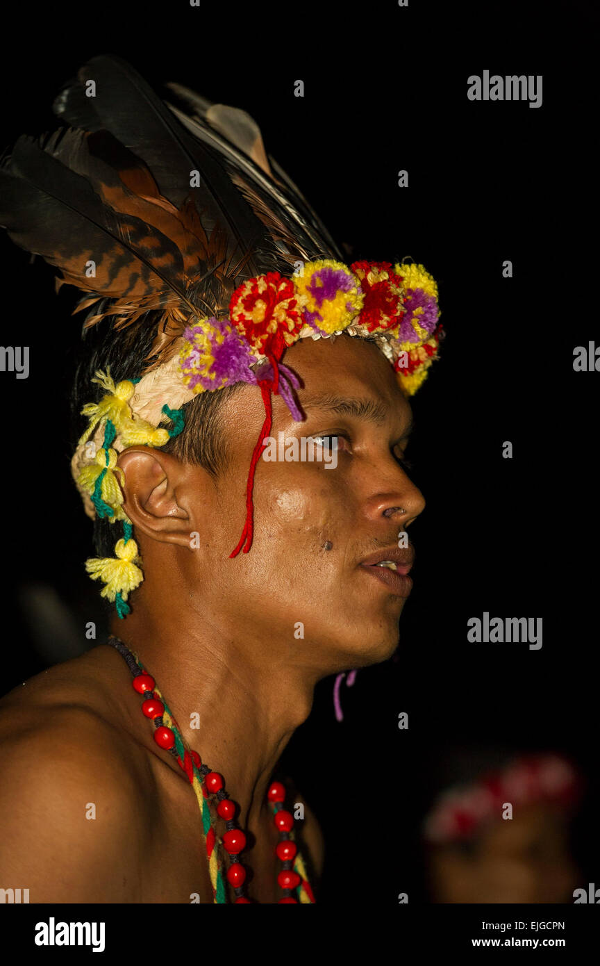 L'homme dans un groupe de danse, amérindiennes, Apura Suriname Banque D'Images