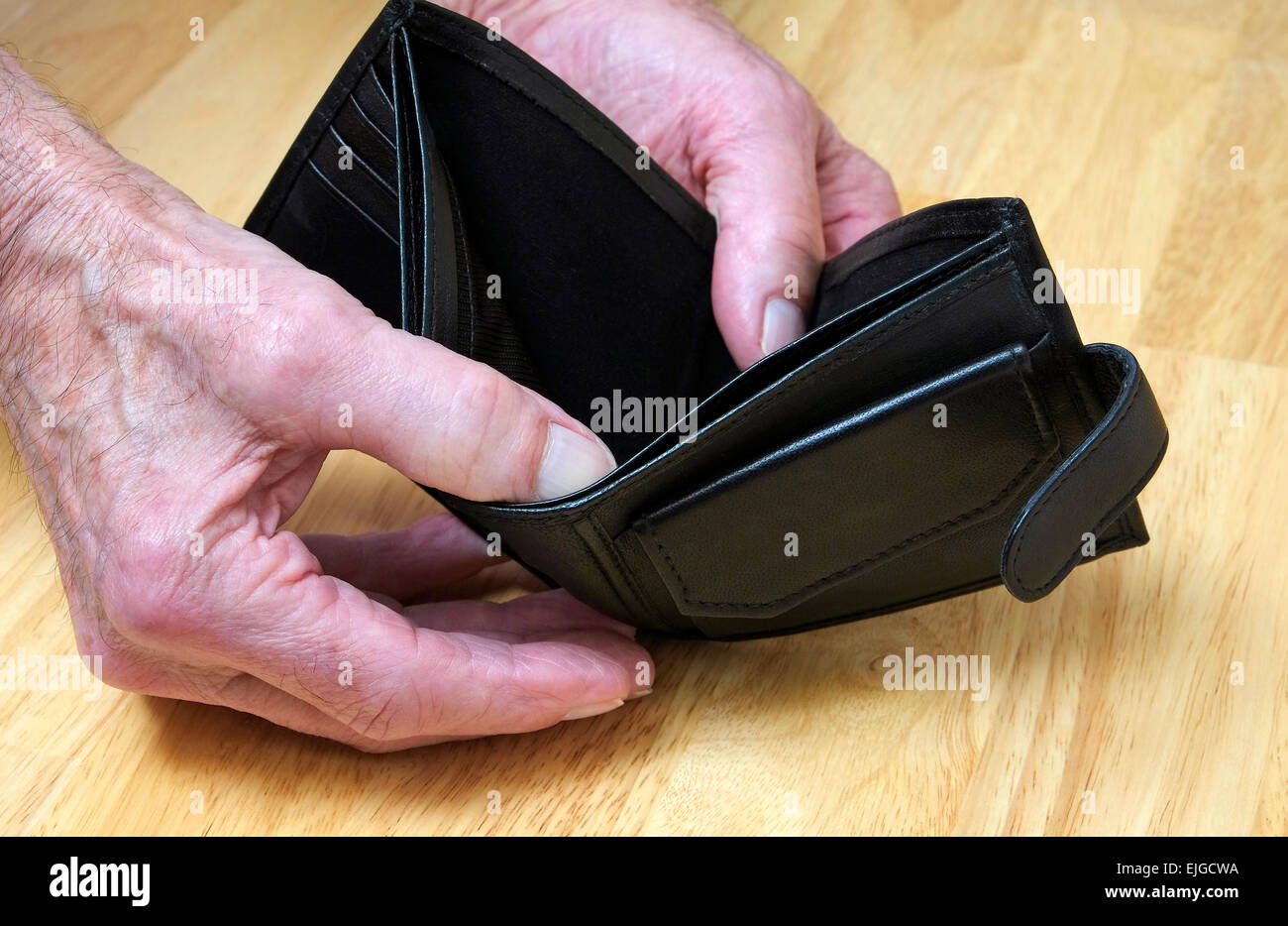 La tenue d'une pochette vide pensionné Banque D'Images