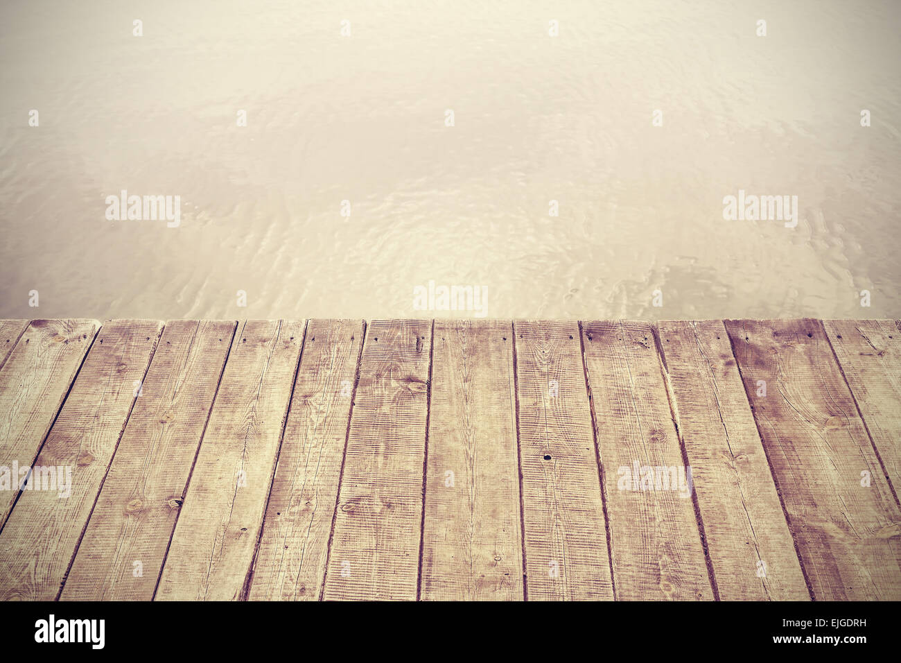 Retro photo stylisée de planches de bois et le lac, l'arrière-plan avec l'espace pour le texte. Banque D'Images