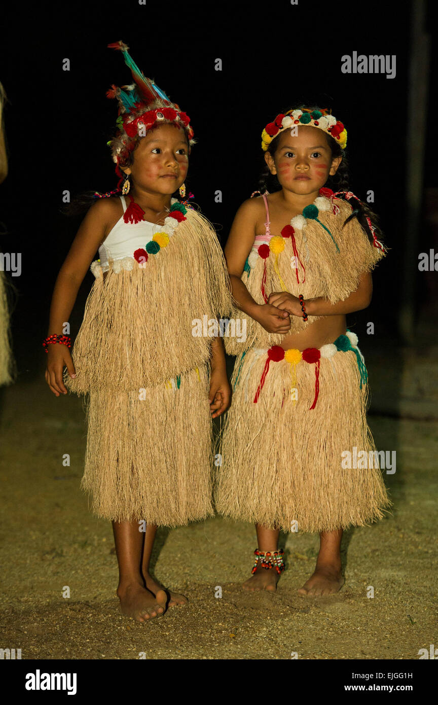 Des enfants dans un groupe de danse, amérindiennes, Apura Suriname Banque D'Images