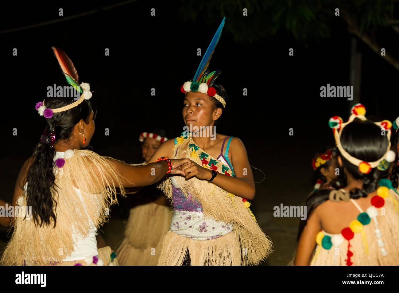 Des enfants dans un groupe de danse, amérindiennes, Apura Suriname Banque D'Images