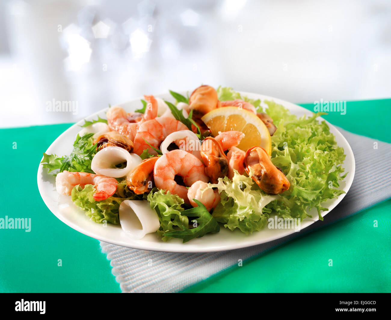 Une salade de fruits de mer de crevettes, moules et calamars Banque D'Images