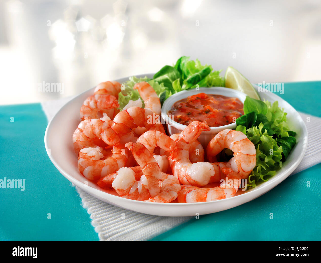 Crevettes tigrées cuites, salade et sauce tomate, servies sur une assiette prête à manger Banque D'Images