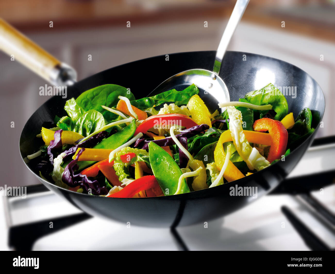 La cuisson des légumes sautés au wok Banque D'Images