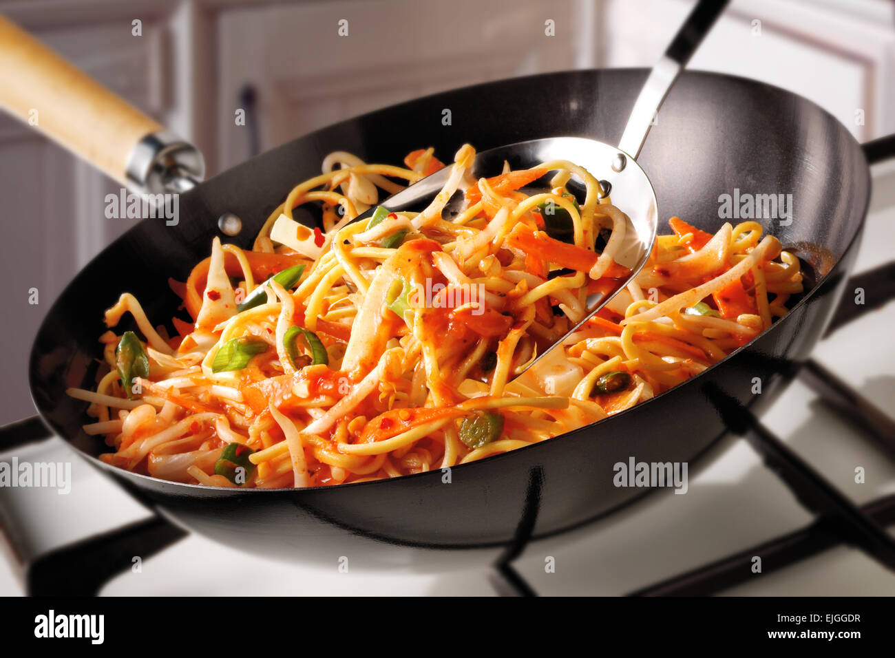 Faire sauter les nouilles, carottes et pousses de haricots par cuisson Banque D'Images