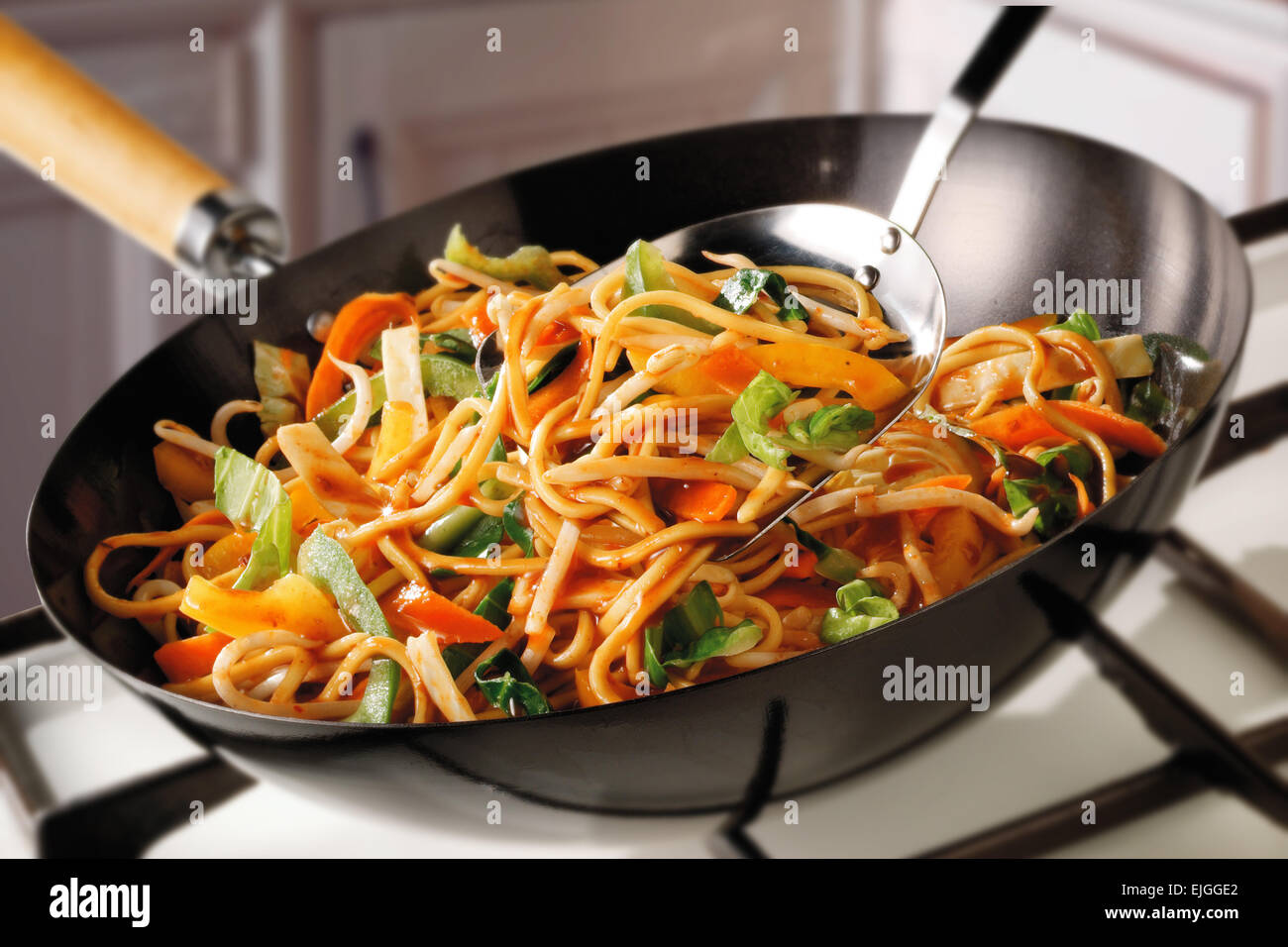Faire sauter les nouilles, pak choi, carottes et pousses de haricots par cuisson Banque D'Images