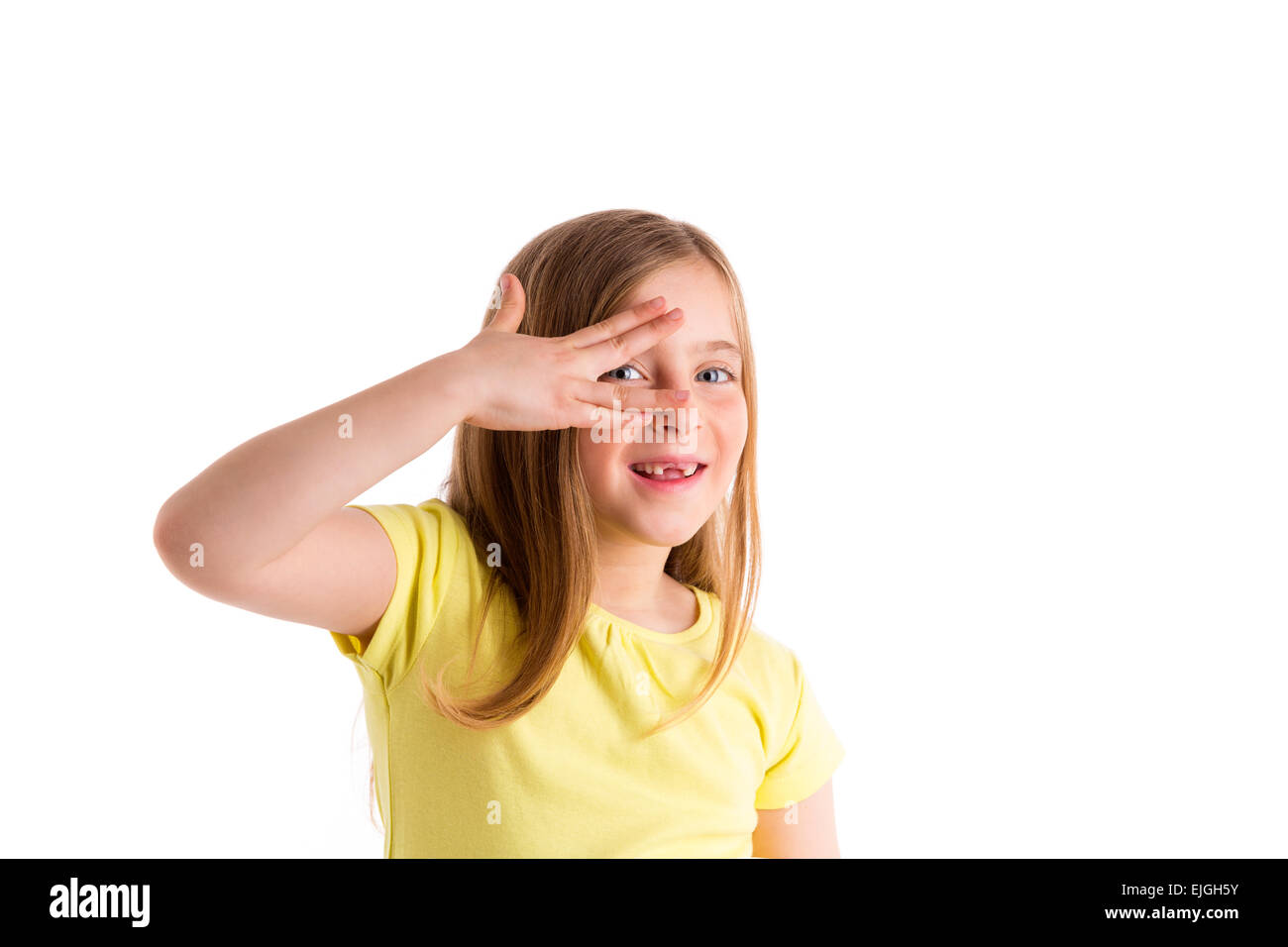 Kid girl blonde en retrait se cachant les yeux avec les doigts geste sur fond blanc Banque D'Images