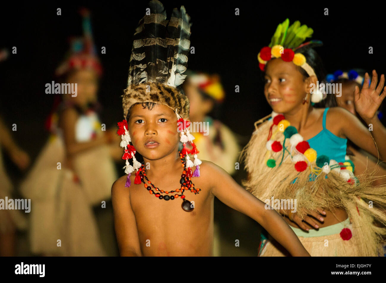 Des enfants dans un groupe de danse, amérindiennes, Apura Suriname Banque D'Images