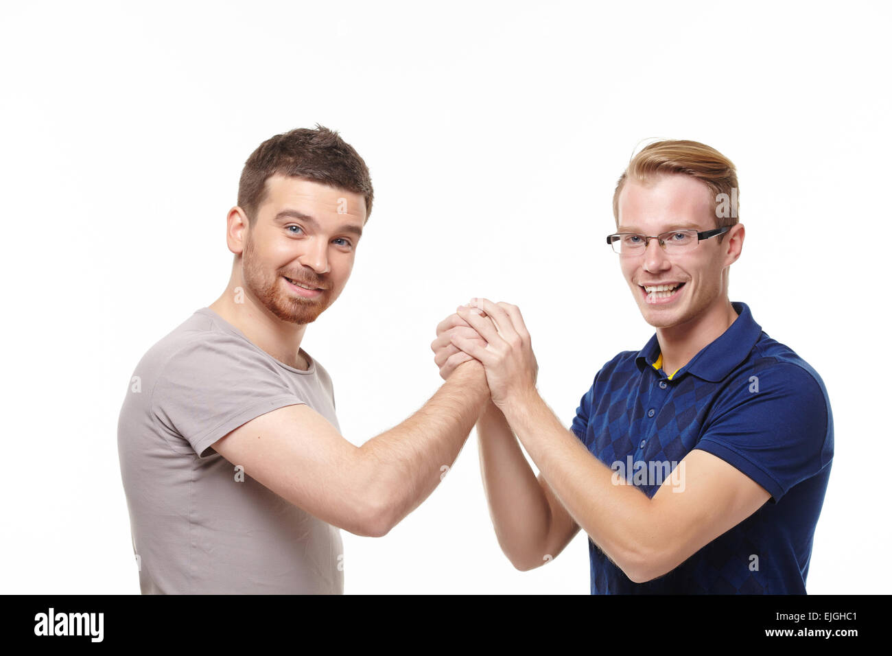 Deux jeunes hommes s'amusant à parler Banque D'Images