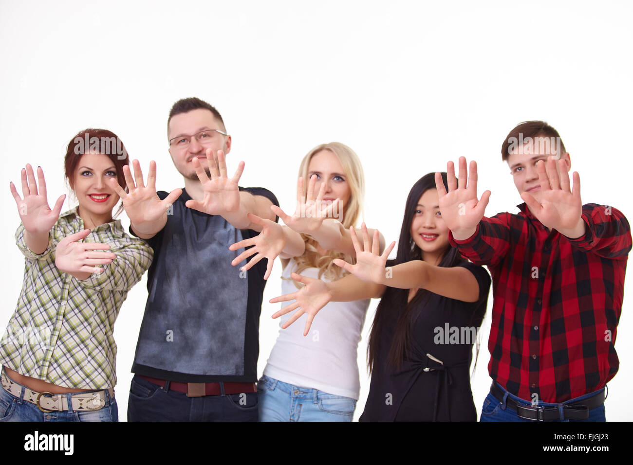 Un groupe de jeunes gens, les étudiants se tenir ensemble, montrent le palm Banque D'Images