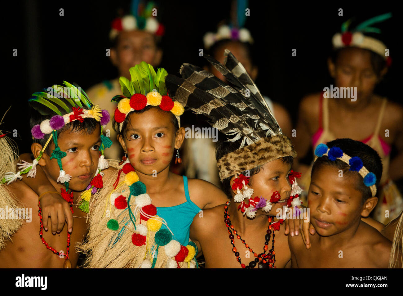 Des enfants dans un groupe de danse, amérindiennes, Apura Suriname Banque D'Images