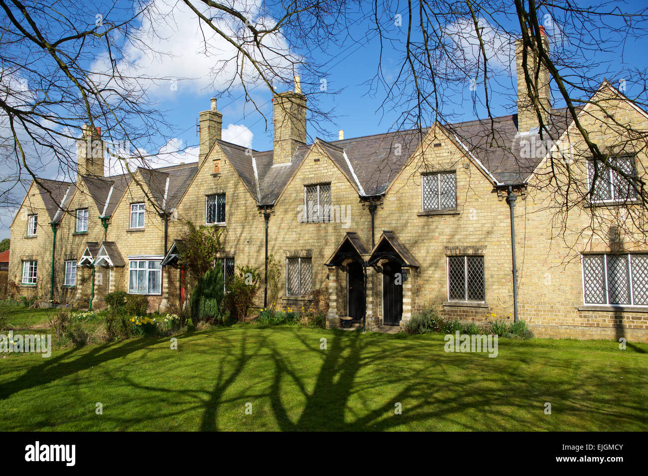 Cottages du 19e siècle construit afin de fournir des logements pour les travailleurs agricoles dans la région de Thorney Cambridgeshire. Conçu par l'architecte S.S. Teulon. Banque D'Images