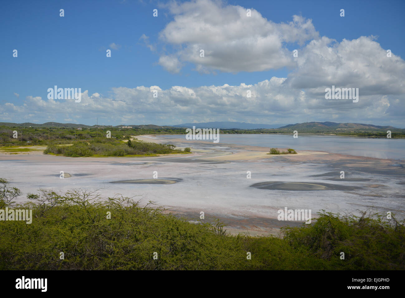 Salines vue depuis la tour d'observation à Cabo Rojo. Puerto Rico. Le territoire américain. L'île des Caraïbes. Banque D'Images Salines vue depuis la tour d'observation à Cabo Rojo. Puerto Rico. Le territoire américain. L'île des Caraïbes. Banque D'Images