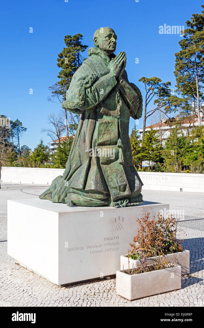 Sanctuaire de Fatima, au Portugal. Statue du Pape Paul VI par le sculpteur Joaquim Correia en face de la Basilique de Sainte Trinité. Banque D'Images