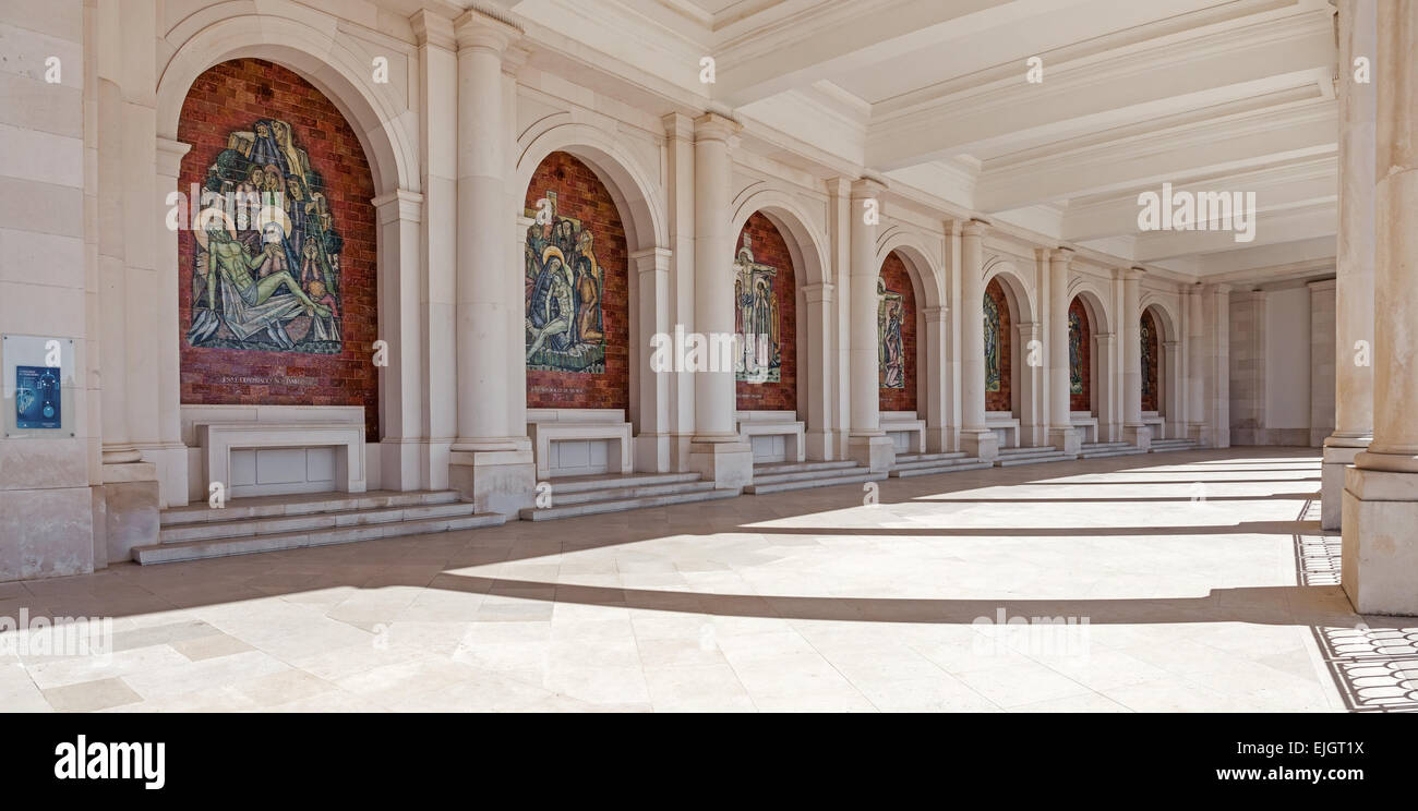 Sanctuaire de Fatima, au Portugal. La décoration de la colonnade des panneaux des deux côtés de la Basilique de Notre-Dame du Rosaire. Banque D'Images