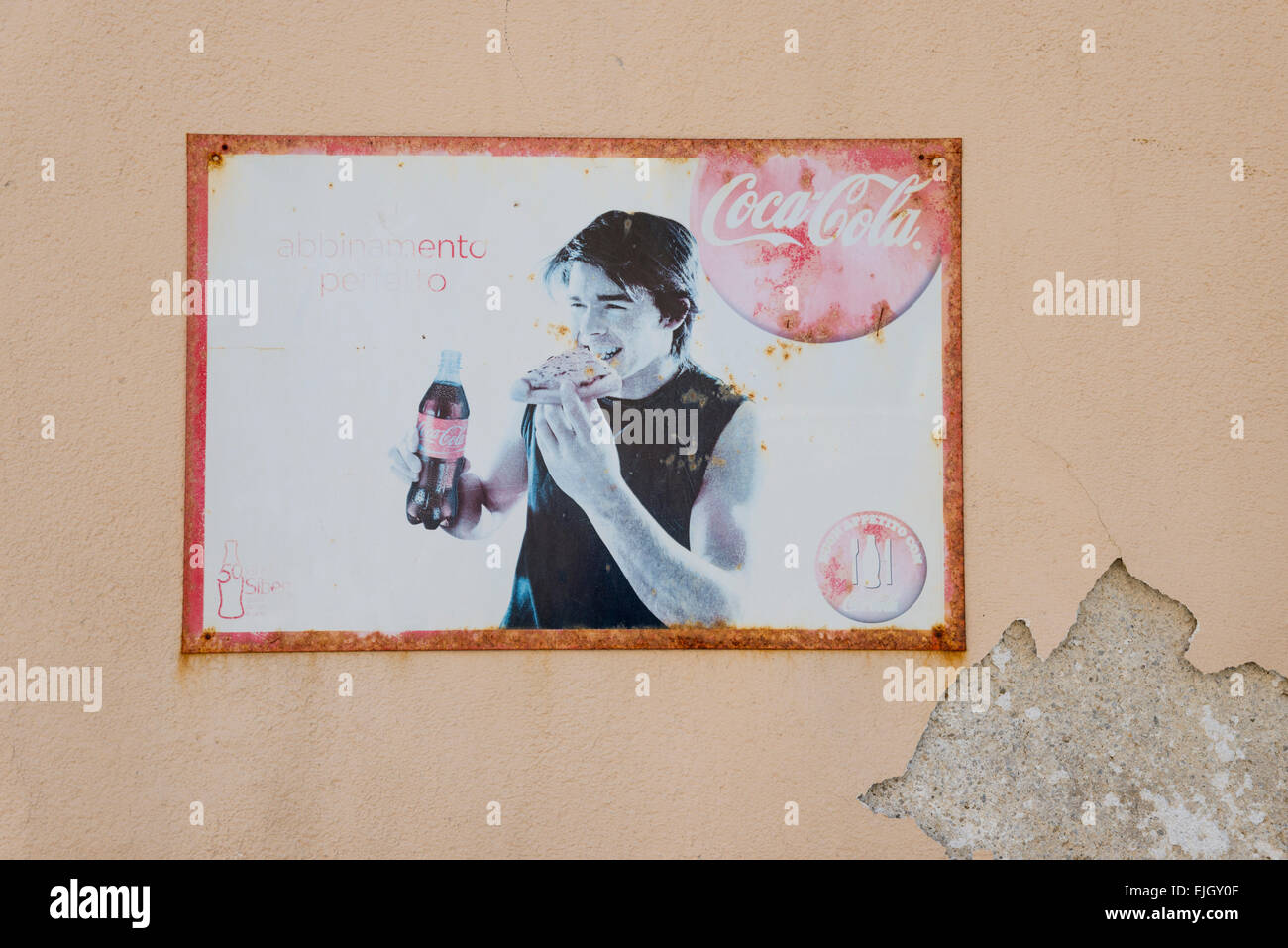 Ils ont perdu un vieux coco cola publicité sur un mur dans Cefalu Sicile Banque D'Images Ils ont perdu un vieux coco cola publicité sur un mur dans Cefalu Sicile Banque D'Images