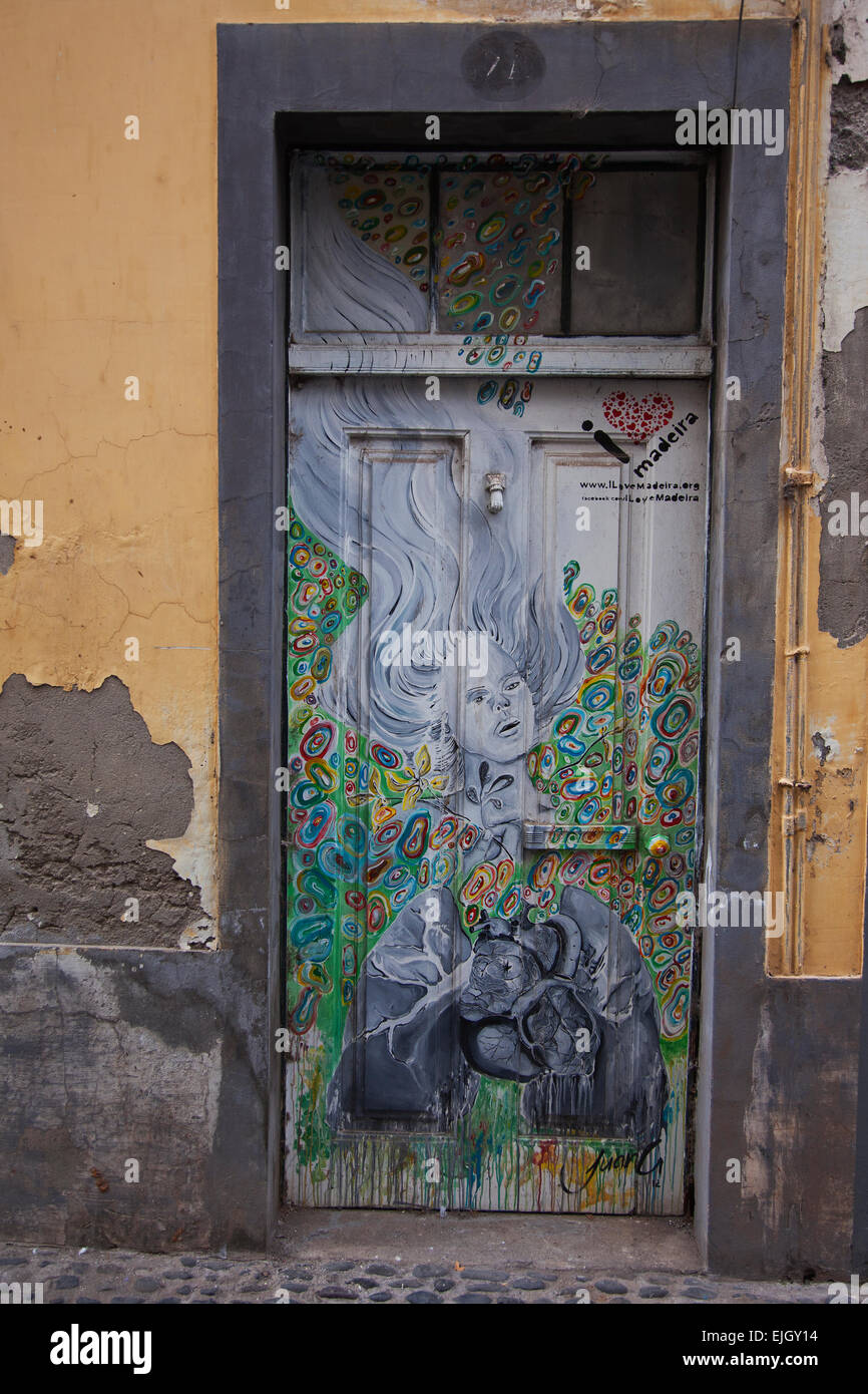 Visage de femme peint sur porte avec coeur et poumons à Funchal Madeira Portugal Banque D'Images