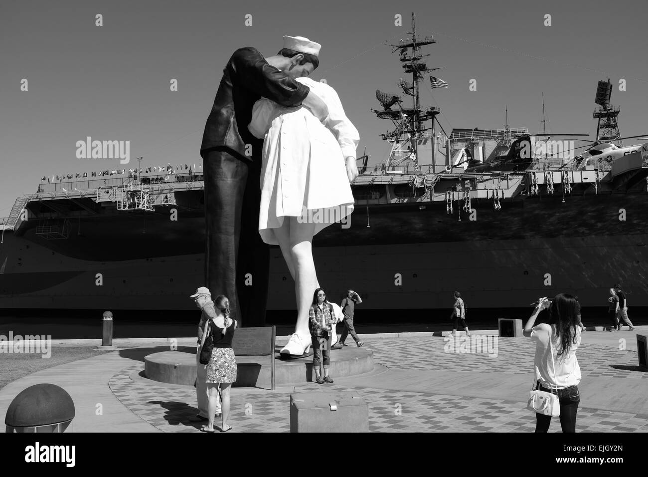 Au bord de l'USS Midway à San Diego, et statue de Sailor Girl s'embrasser à la fin de la Seconde Guerre mondiale Banque D'Images