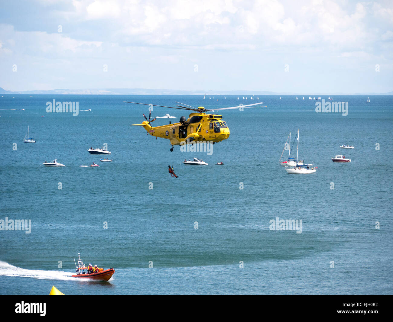 Démonstration de sauvetage en mer à Exmouth Air Show, 2014, à l'aide d'hélicoptère Sea King de la RAF et de sauvetage de la RNLI Banque D'Images