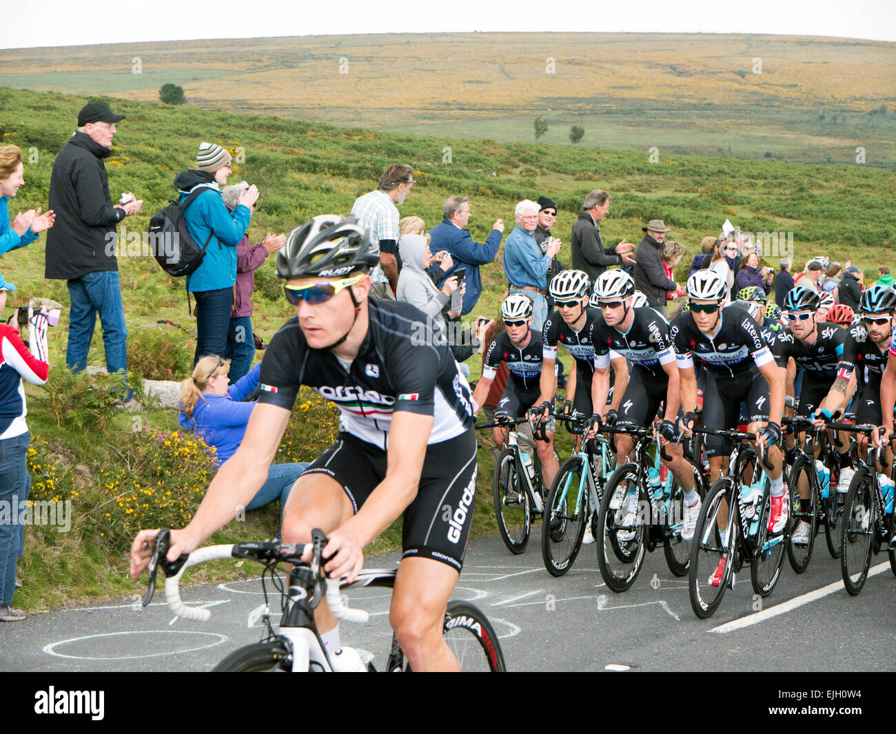 L'approche des cavaliers dans le Devon Tor du foin sur la cinquième de 2014 Tour de Bretagne Banque D'Images