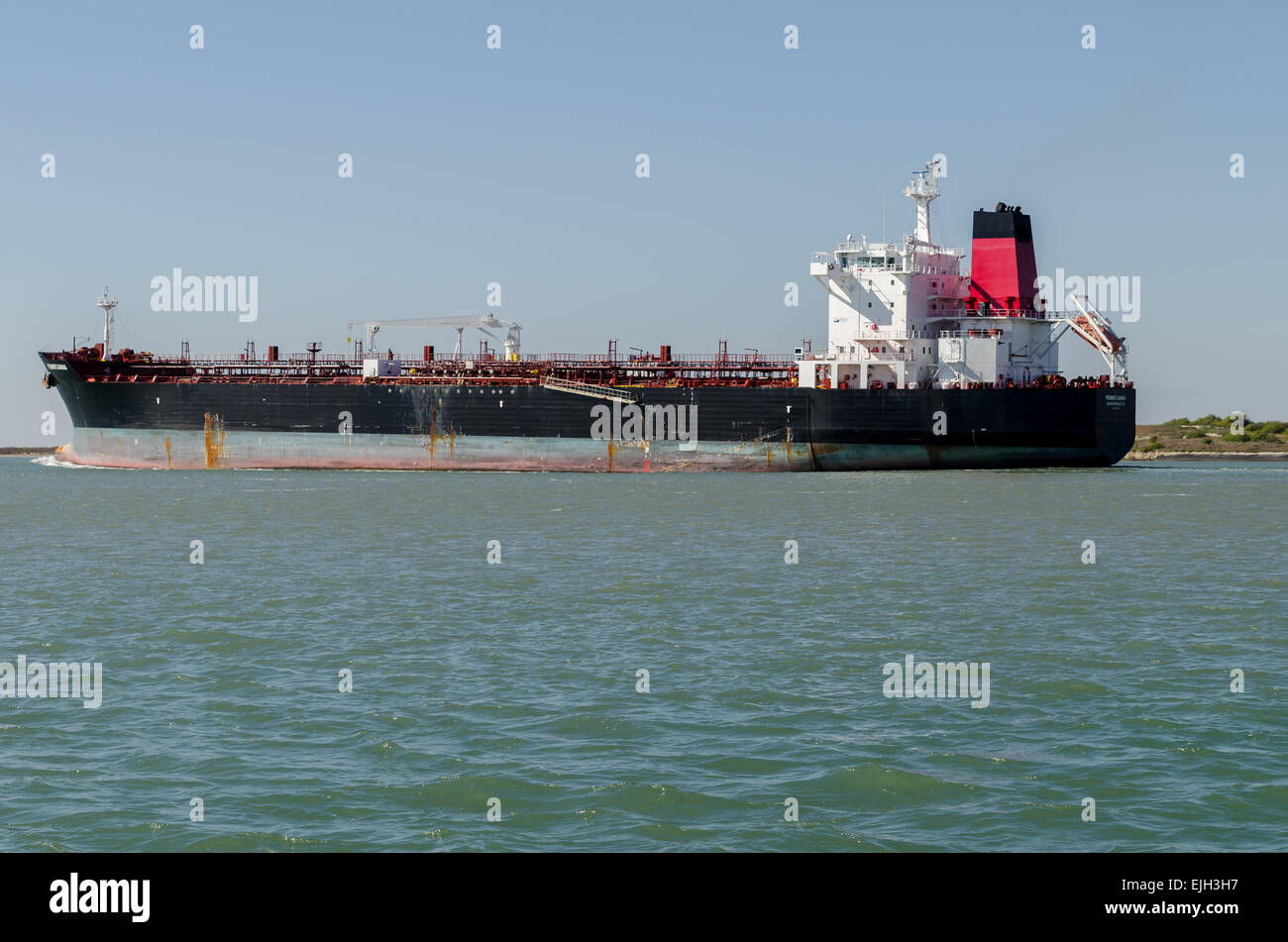 Le pétrolier Virginia, exploité par la société Maritime Crowley, appels entrants, dans le Corpus Christi ship canal. Banque D'Images