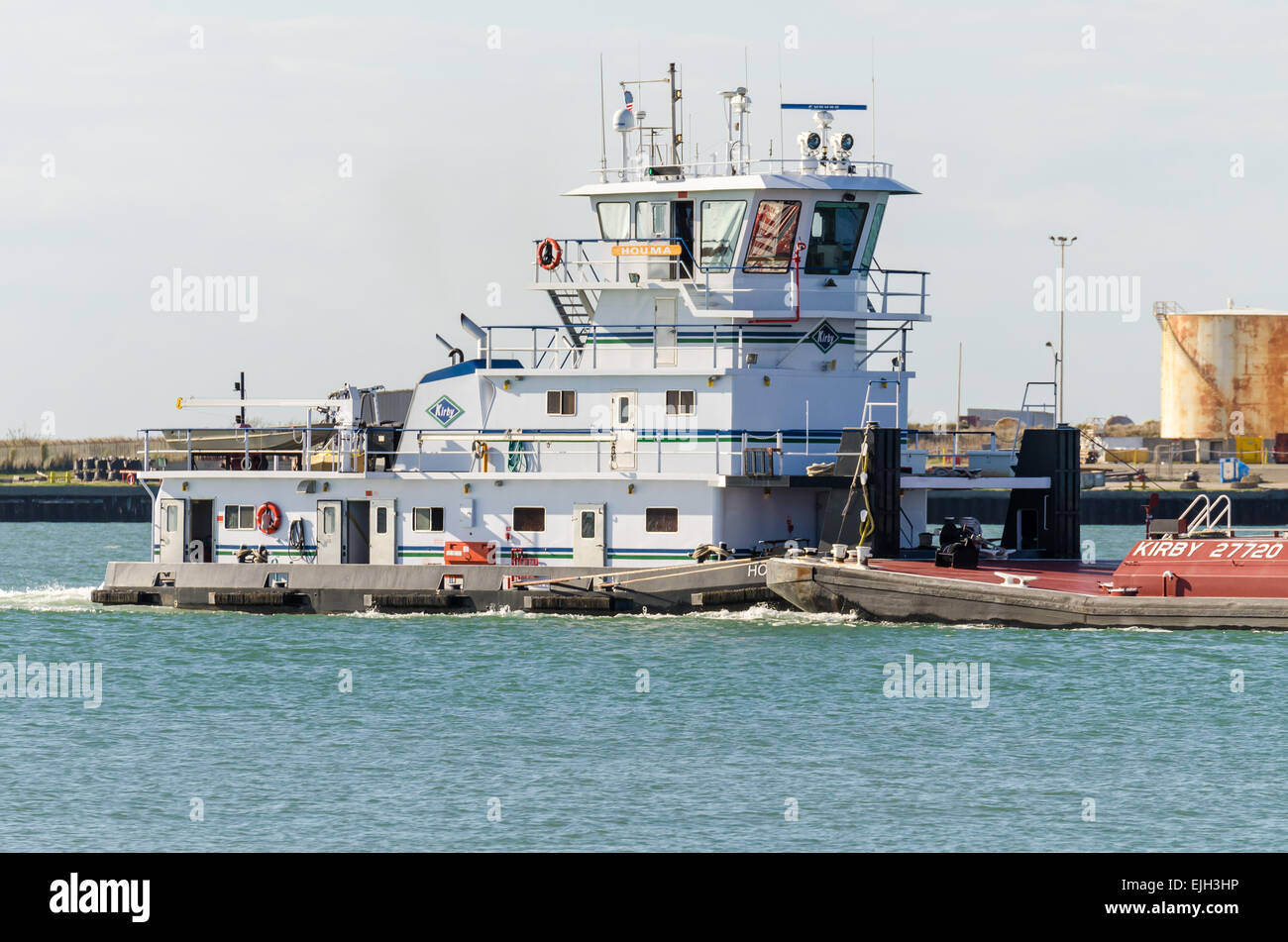 Le remorqueur poussant Kirby Kirby Houma barge 27720 dans le chenal maritime du Corpus Christi. Banque D'Images
