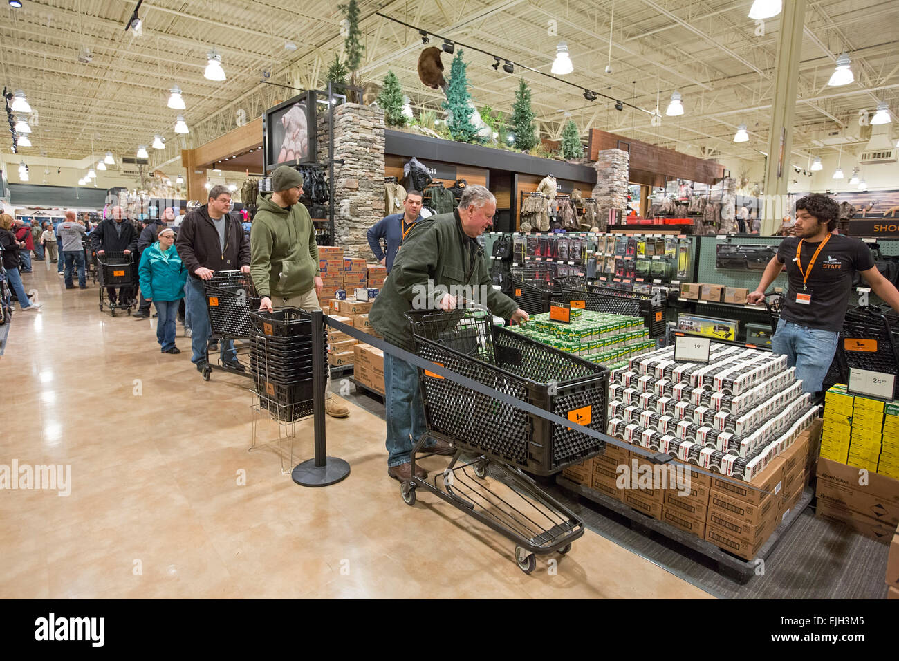 Troy, Michigan - Personnes line jusqu'à acheter des munitions en vente sur le terrain et de vapeur à l'extérieur store. Banque D'Images