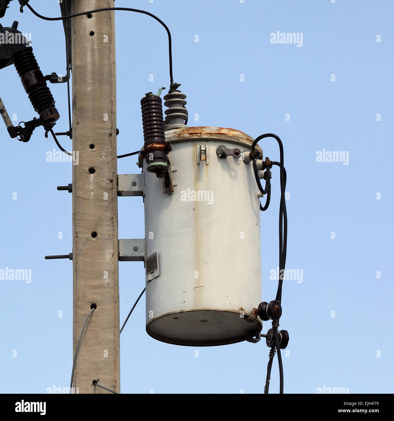 Ancien transformateur sur poteau électrique Banque D'Images