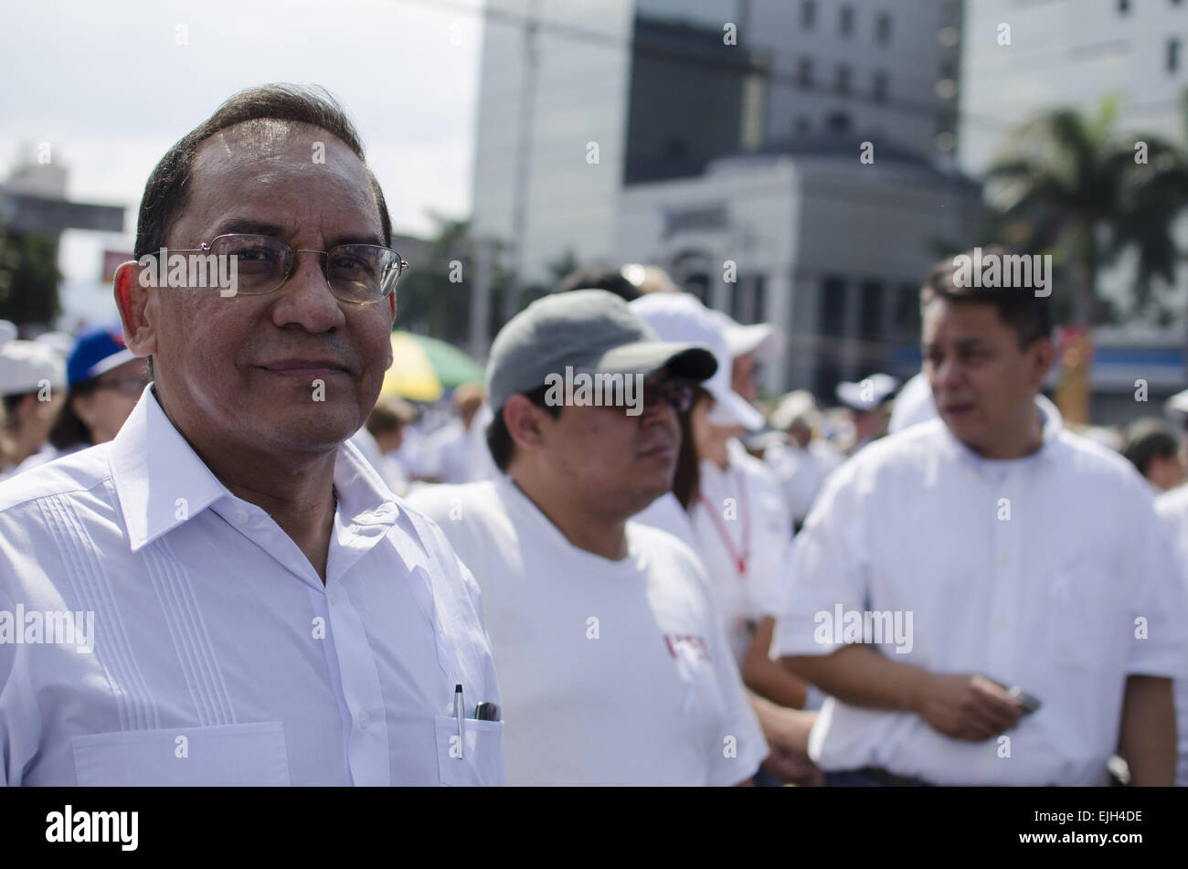 San Salvador, San Salvador, El Salvador. Mar 26, 2015. Recteur (président) de l'Université d'El Salvador MARIO ROBERTO NIETO arrive avec des étudiants. Selon Nieto, ''l'université se fait présent à cet appel car ce sont nos jeunes qui sont plus vulnérables à la violence. Oui à la vie, à la paix et la justice, en créant des opportunités pour la jeunesse salvadorienne.'' le 26 mars 2015, les Salvadoriens ont pris part à la Marche pour la vie, la paix et la justice à San Salvador. La marche a été organisée par le Conseil National pour la sécurité des citoyens et la coexistence (Consejo Nacional de Seguridad Ciudadana y C Banque D'Images