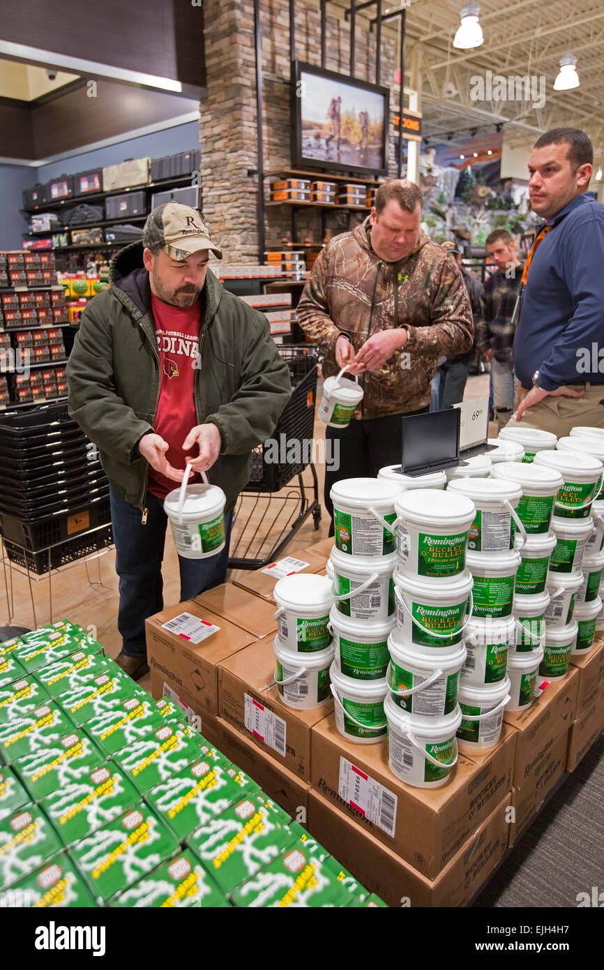 Troy, Michigan - Les gens achètent des seaux de munitions à pointe creuse en vente sur le terrain et de vapeur à l'extérieur store. Banque D'Images