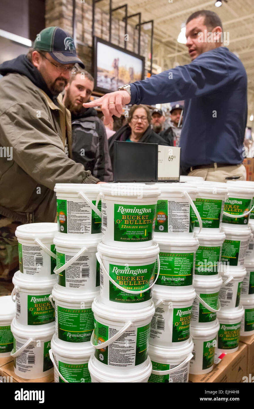 Troy, Michigan - Les gens achètent des seaux de munitions à pointe creuse en vente sur le terrain et de vapeur à l'extérieur store. Banque D'Images