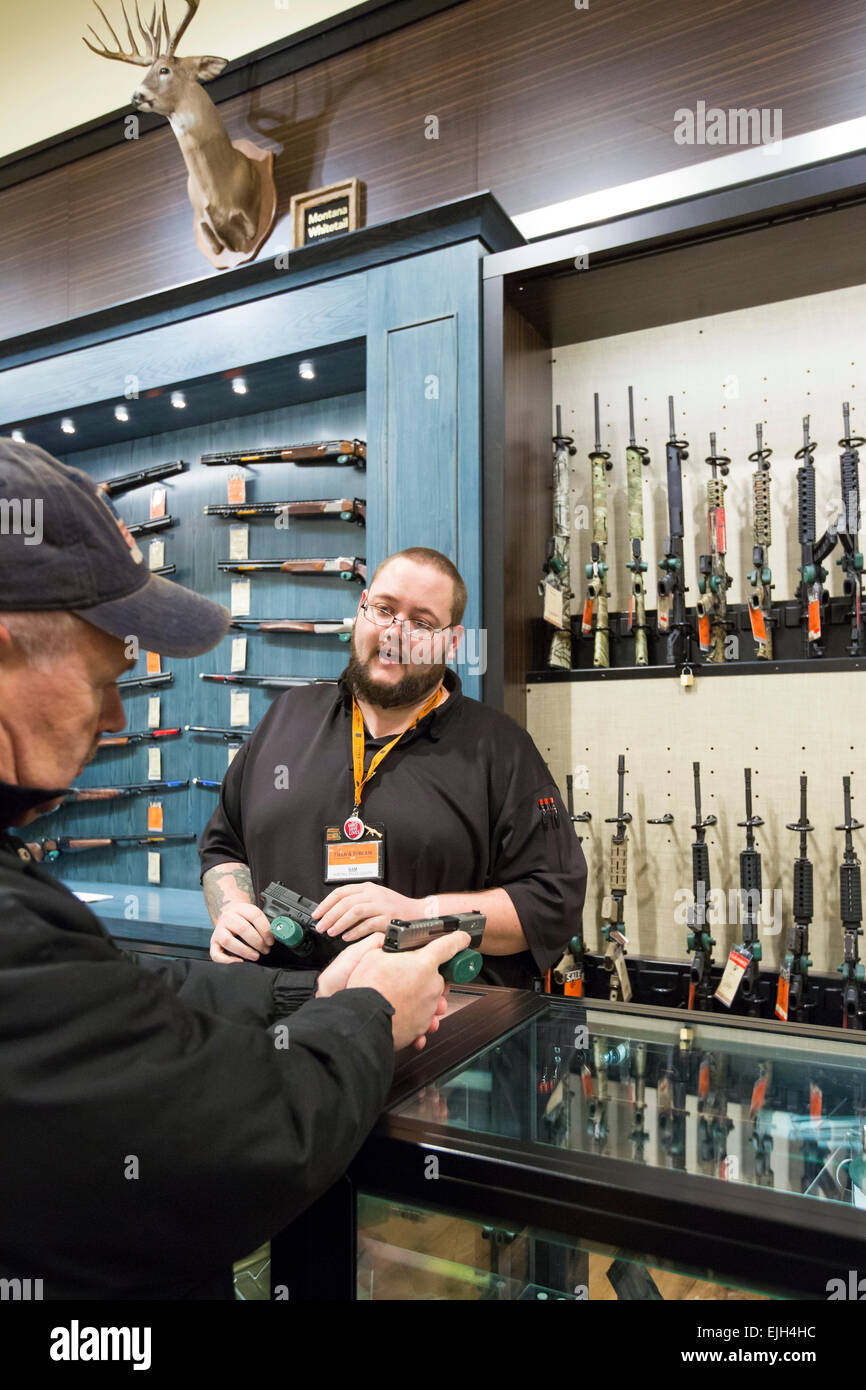 Troy, Michigan - Armes à feu en vente sur le terrain et de vapeur à l'extérieur store. Banque D'Images