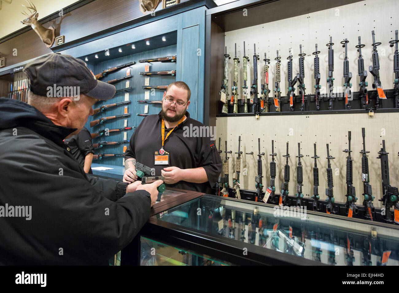 Troy, Michigan - Armes à feu en vente sur le terrain et de vapeur à l'extérieur store. Banque D'Images