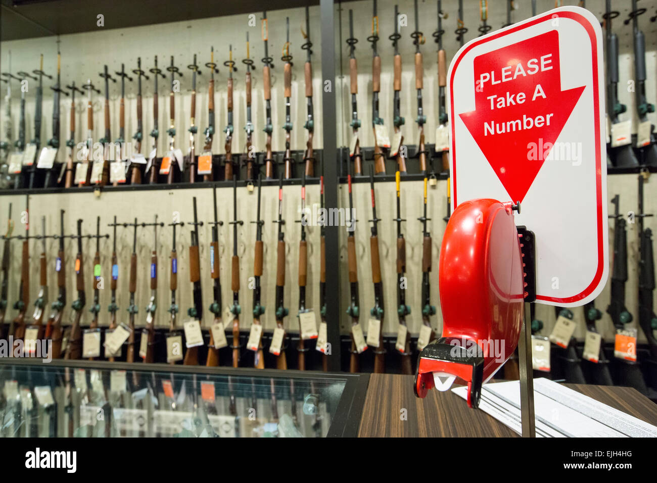 Troy, Michigan - Armes à feu en vente sur le terrain et de vapeur à l'extérieur store. Banque D'Images