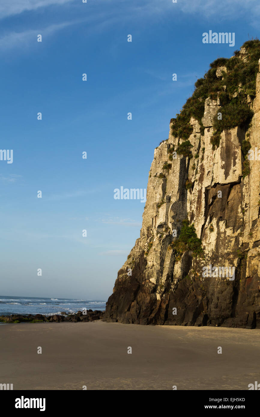 Falaise à beach pendant le lever du soleil avec ciel bleu Banque D'Images