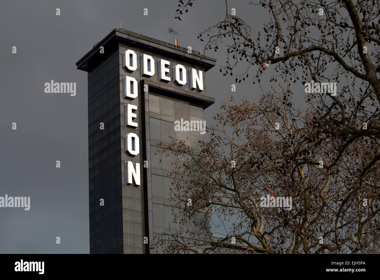 Londres - DEC 30 : Vue extérieure de l'Odéon, la chaîne de cinémas, l'un des plus grands d'Europe, fondée 1928 par Oscar Deutsch, C Banque D'Images