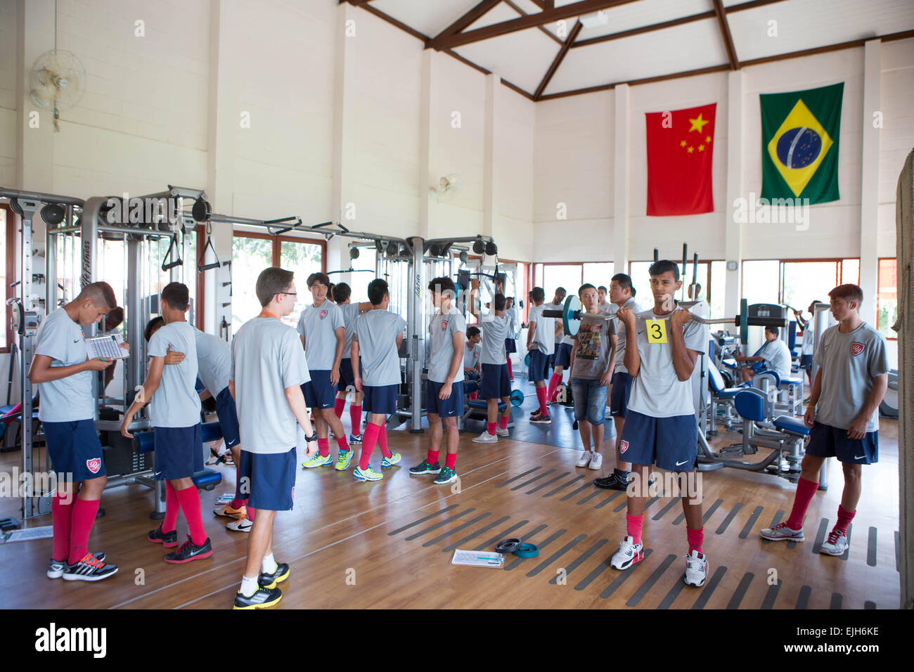 (150327) -- PORTO FELIZ, 27 mars 2015 (Xinhua) -- Les jeunes joueurs de l'exercice dans le centre de remise en forme à Luneng Brésil Sports Centre de Porto Feliz, au Brésil, le 25 mars 2015. Comme une étape importante de la Chine Shandong Luneng Football Club, projet de formation des jeunes, Luneng Brésil Sports Centre ouvert à la mi-juillet 2014. Les 160 000 mètres carrés, un centre sportif, situé à environ 100 kilomètres à l'extérieur de la plus grande ville du Brésil Sao Paulo, dispose de cinq emplacements standard et deux terrains de futsal. Il peut accueillir 190 personnes et comprend des appartements joueur, un restaurant, une salle de sport, salle de thérapie physique, une salle d'activités, salle de réunion et Banque D'Images