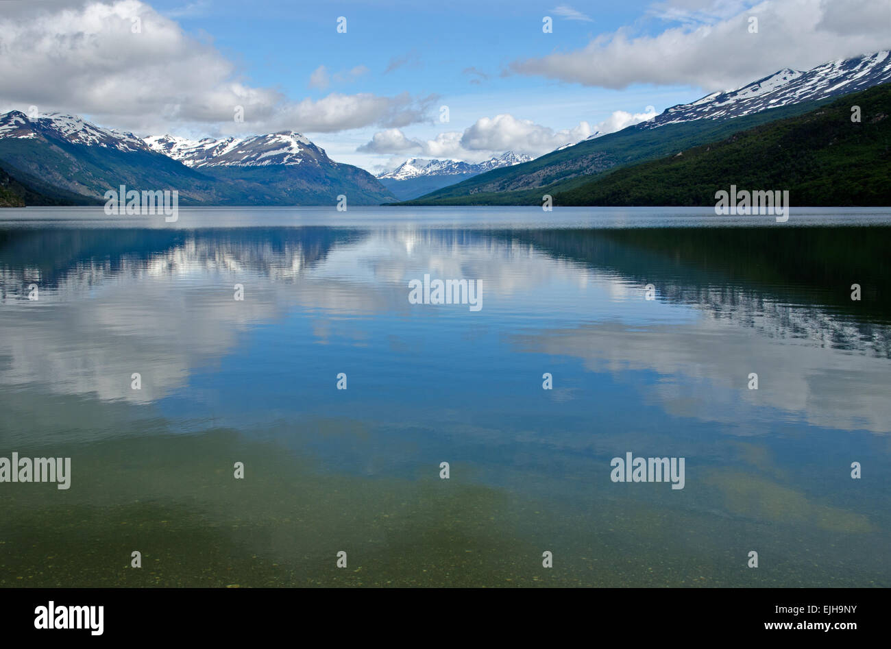 Lago Roca, Parc National Terre de Feu, Ushuaia, Patagonie, Argentine. Les montagnes à l'arrière-plan appartiennent à Chili Banque D'Images