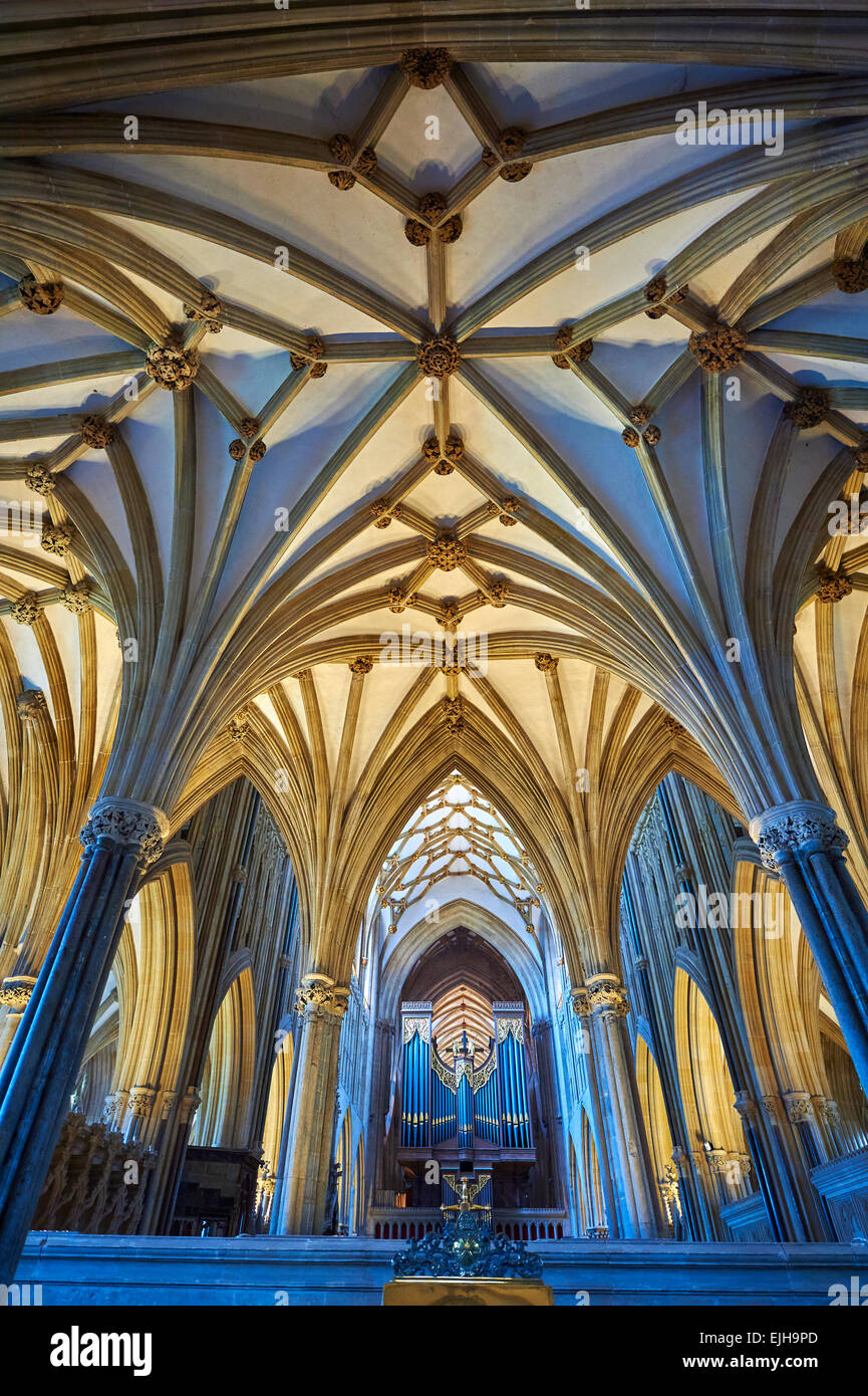 L'intérieur et de l'orgue de la cathédrale de Wells médiévale construite au début du style gothique anglais en 1175, Wells, Somerset, Angleterre Banque D'Images