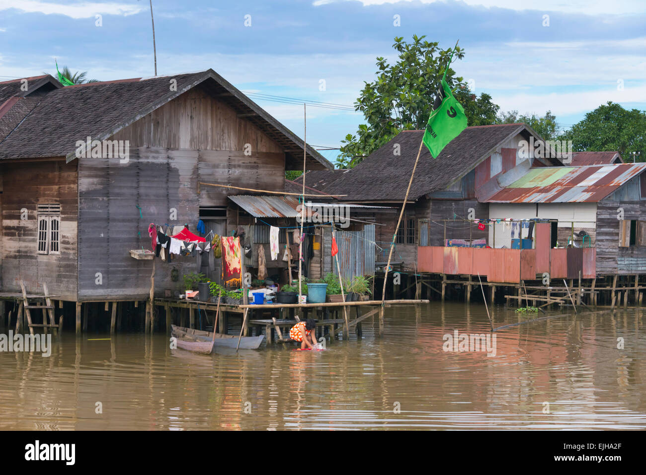 Des maisons sur pilotis sur la rivière, Banjarmasin, Kalimantan, Indonésie Banque D'Images