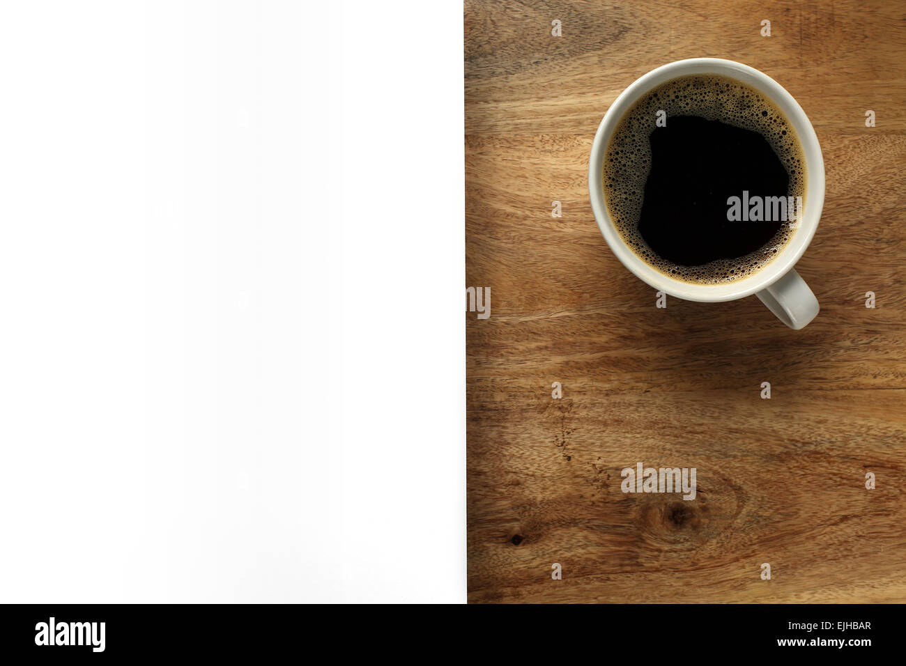 Tasse de café sur le bureau avec l'espace blanc Banque D'Images