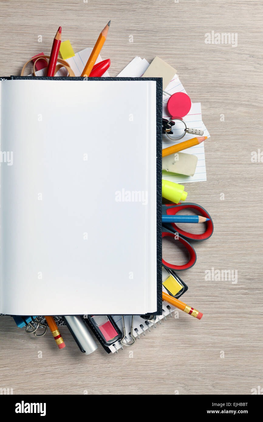 Le papier blanc sur des lots de fournitures de bureau Banque D'Images