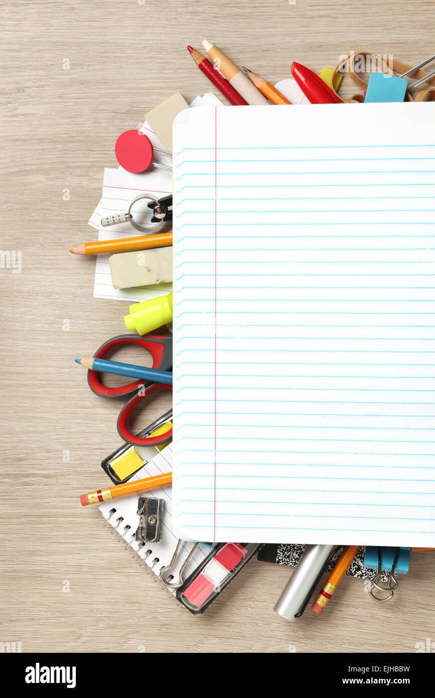 Le papier blanc sur des lots de fournitures de bureau Banque D'Images