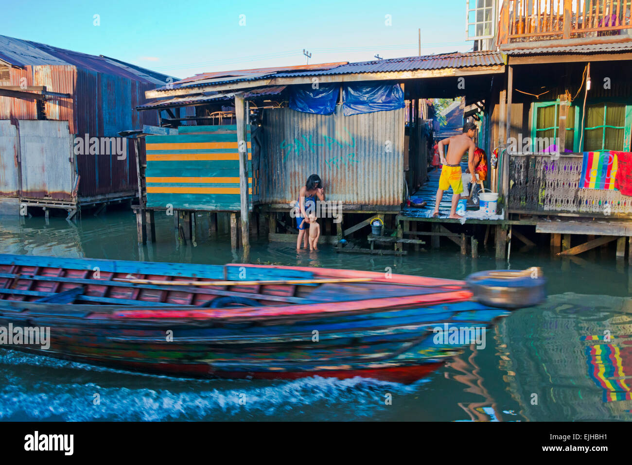 Des maisons sur pilotis sur la rivière, Banjarmasin, Kalimantan, Indonésie Banque D'Images