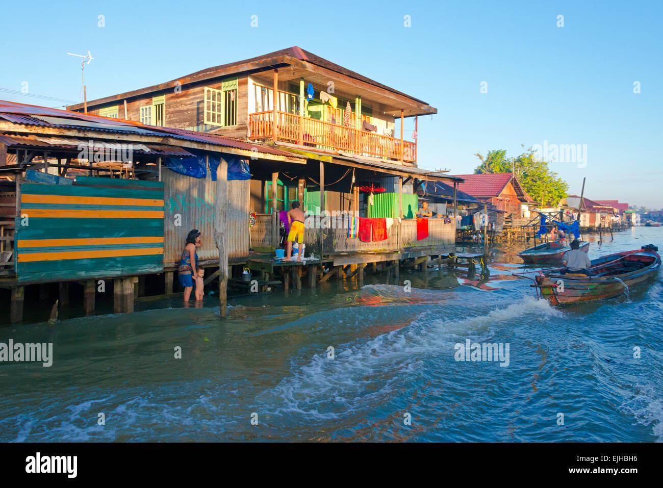 Des maisons sur pilotis sur la rivière, Banjarmasin, Kalimantan, Indonésie Banque D'Images