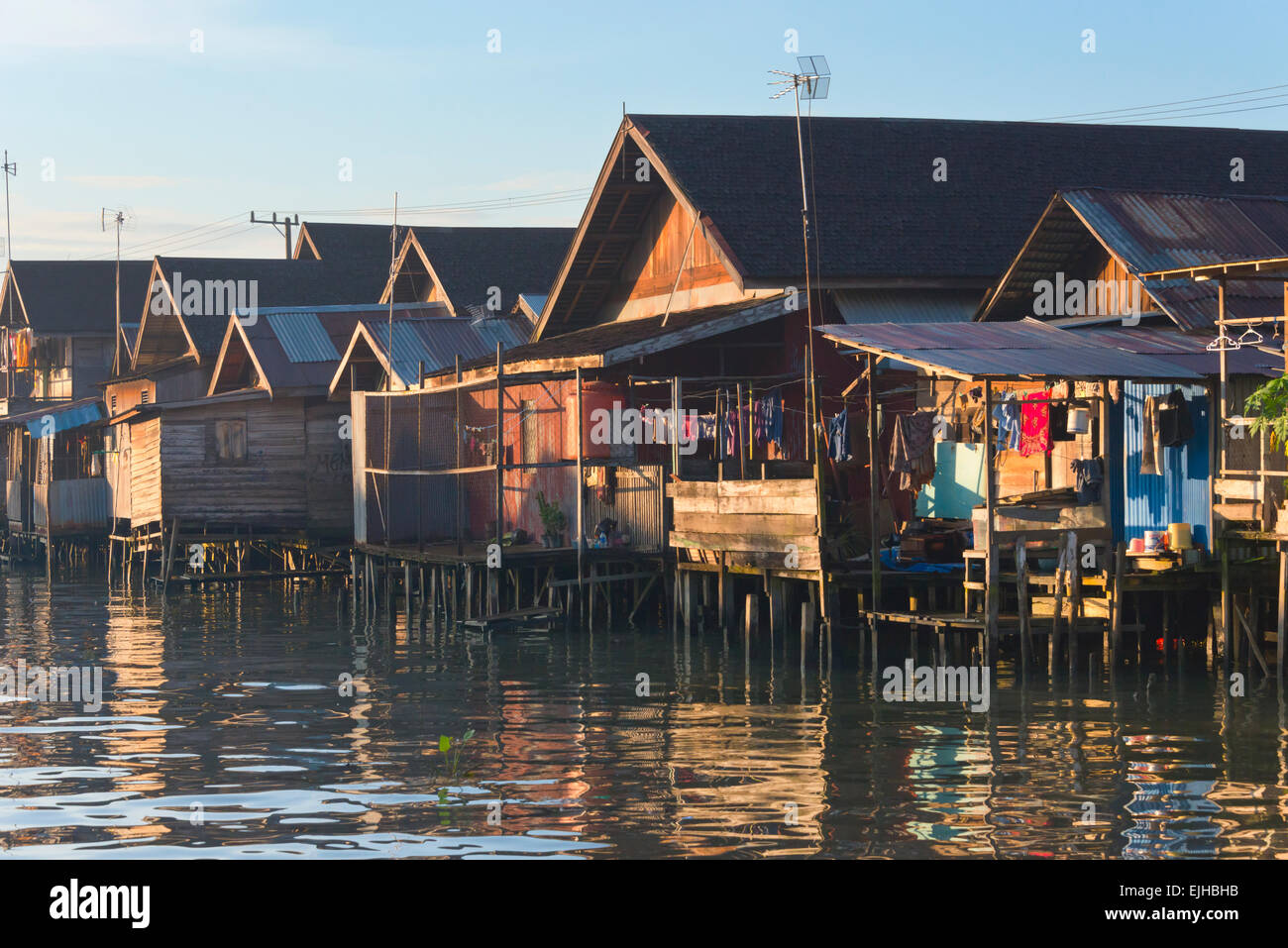 Des maisons sur pilotis sur la rivière, Banjarmasin, Kalimantan, Indonésie Banque D'Images