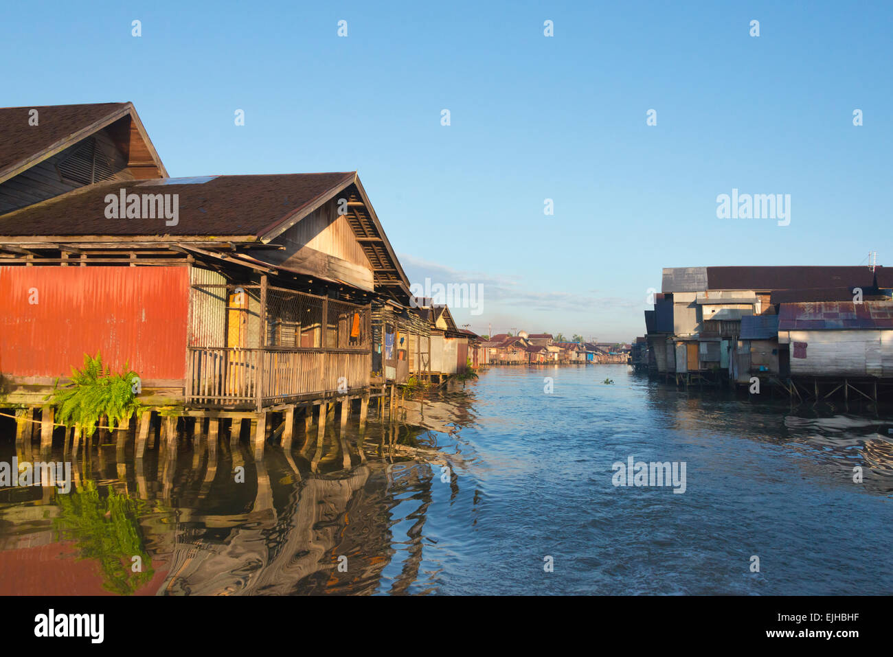 Des maisons sur pilotis sur la rivière, Banjarmasin, Kalimantan, Indonésie Banque D'Images