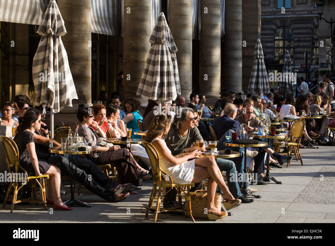 Café Le Nemours par Palais Royal, Paris, France Banque D'Images
