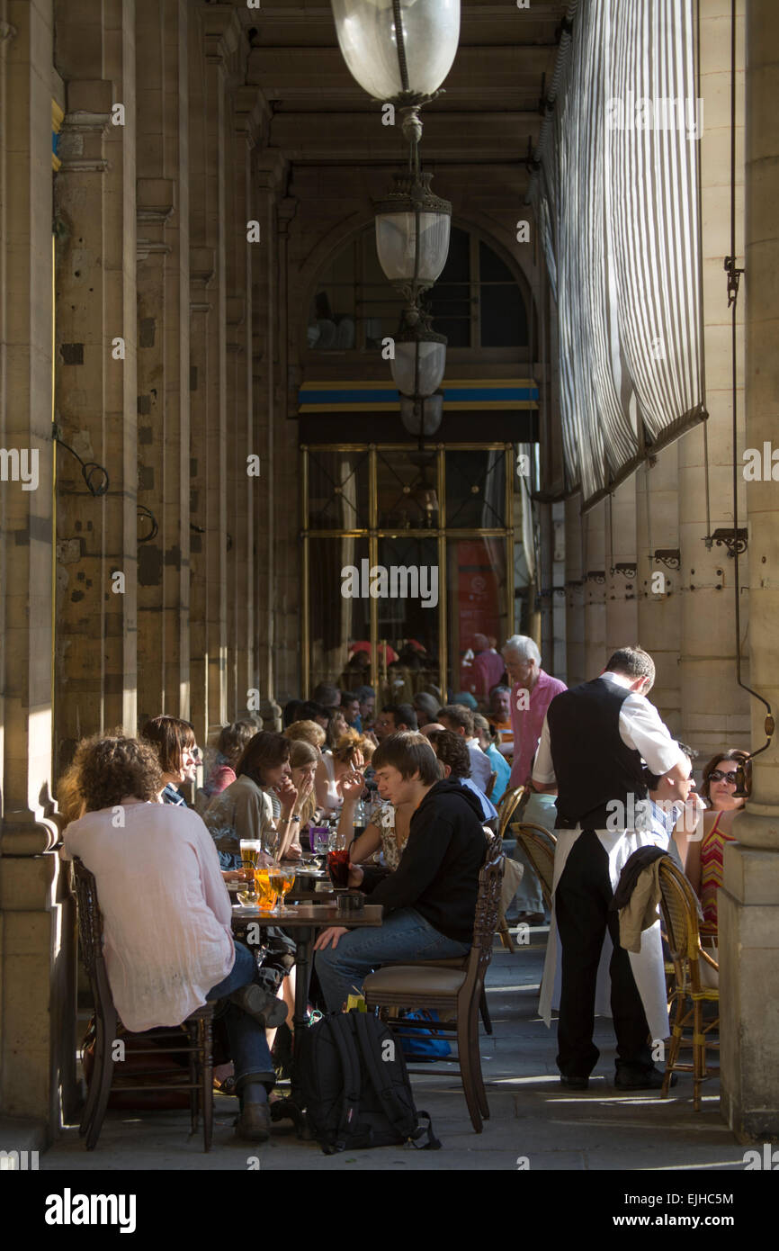 Café Le Nemours par Palais Royal, Paris, France Banque D'Images